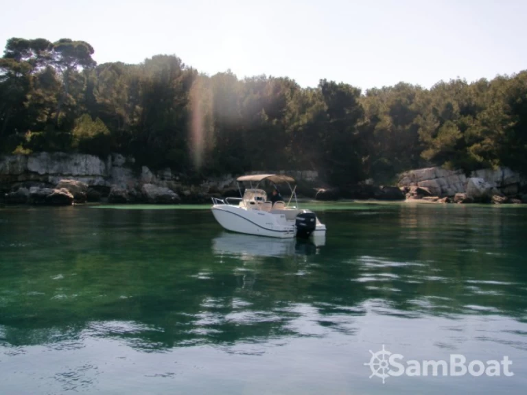 Noleggiare una Quicksilver Activ 535 Open a Antibes