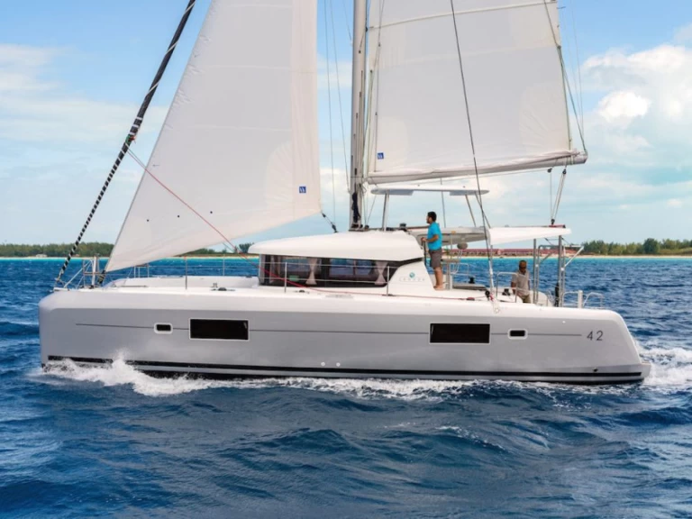 Catamarano a noleggio a Sant Antoni de Portmany al miglior prezzo