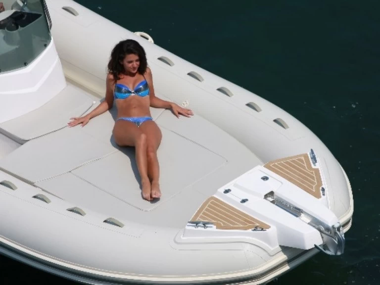 Noleggiare una Capelli Tempest 700 a Bandol