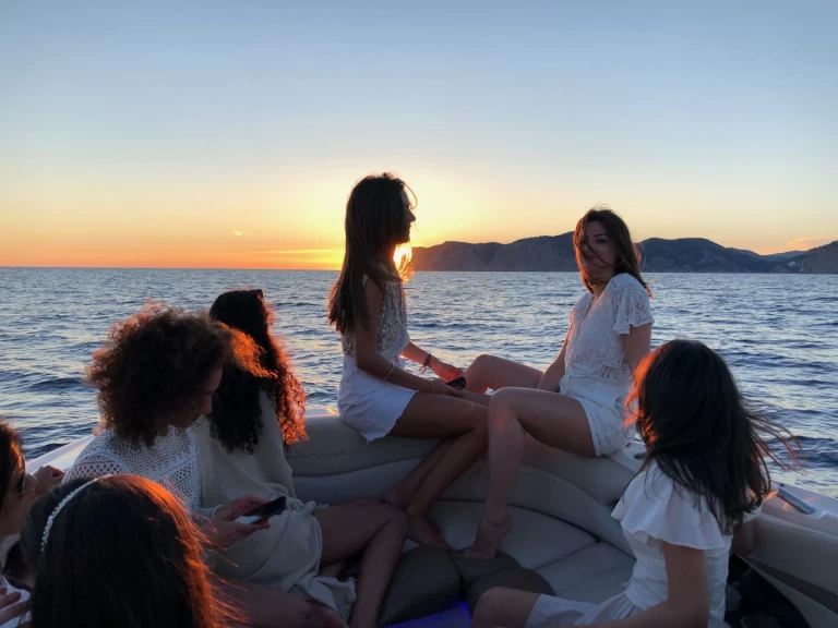 Barca a motore a noleggio a Santa Ponsa al miglior prezzo
