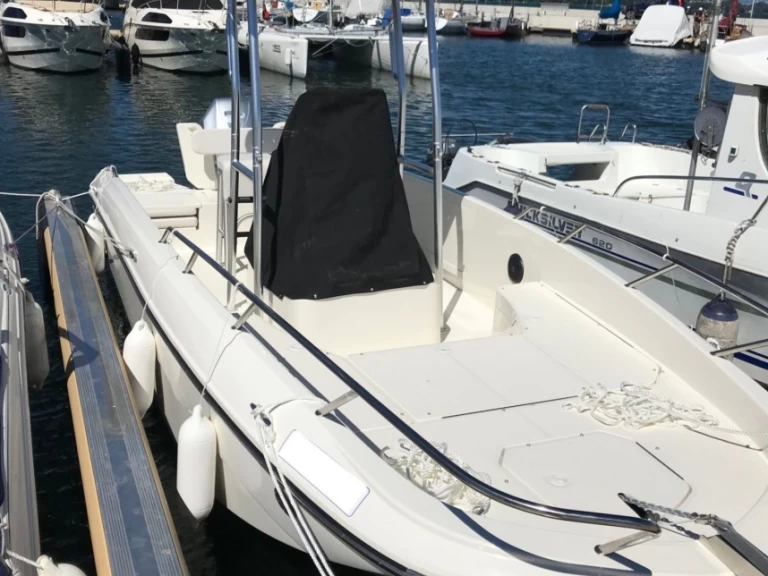 Bayliner CC7 da affittare a  Vevey