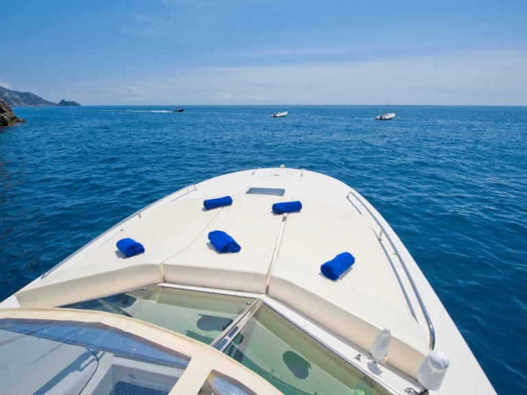 Noleggio barche Positano economico Itama 38