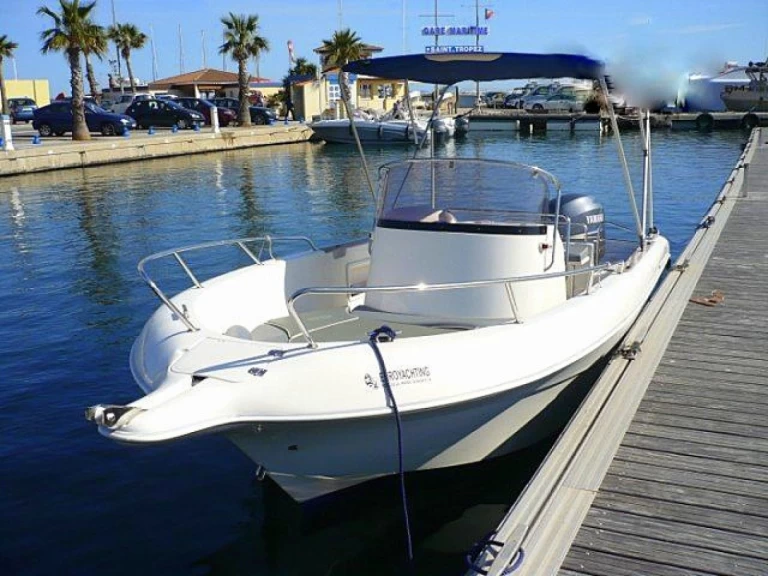 Noleggiare una Pacific Craft Pacific Craft 500 Open a Nizza