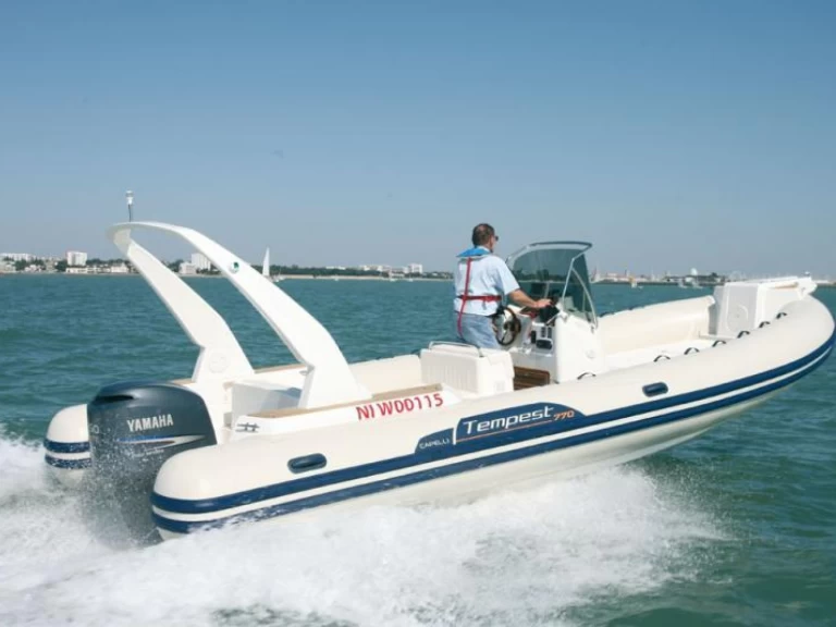 Noleggiare una Capelli Tempest 770 a Propriano