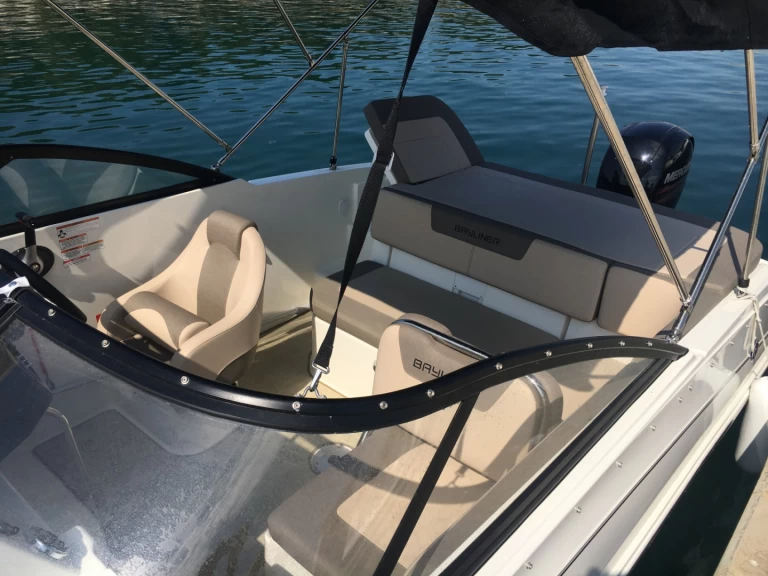 Noleggio a Marsiglia – Bayliner VR5 Cuddy su SamBoat