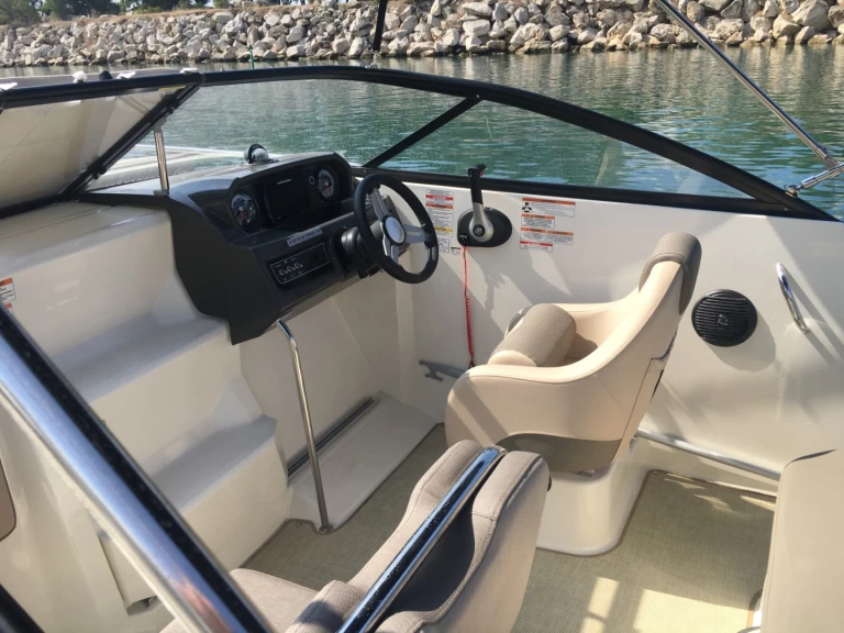 Noleggiare una Bayliner VR5 Cuddy a Marsiglia