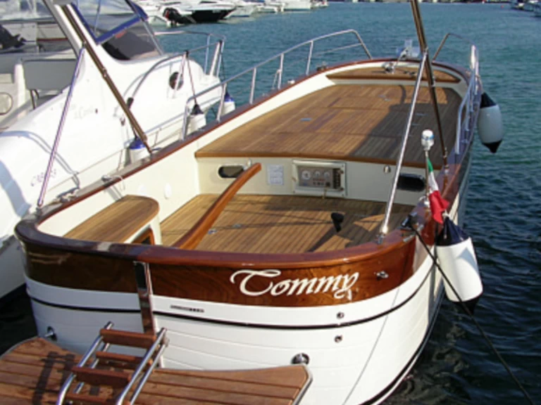 Noleggio Barca a motore con o senza skipper Gozzo Latino a Otranto