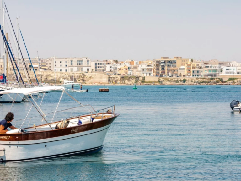 Noleggio Barca a motore Gozzo Latino con patente nautica