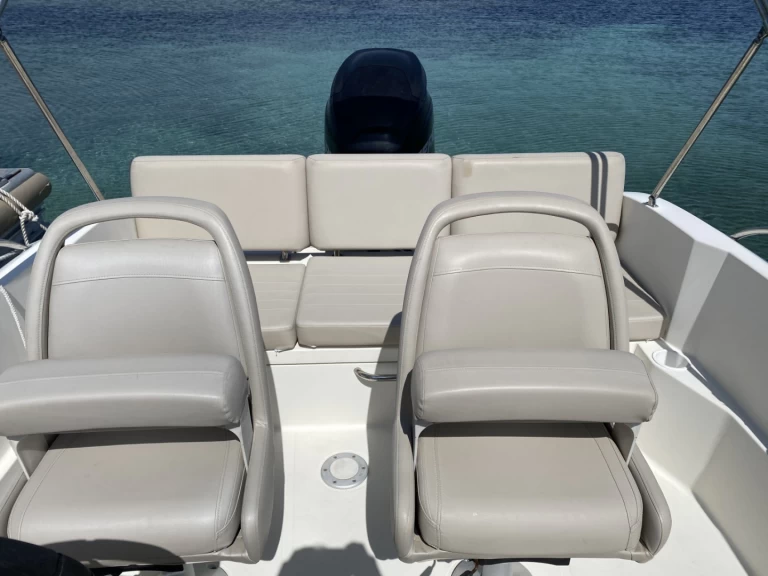 Barca a motore a noleggio a Port Camille Rayon al miglior prezzo