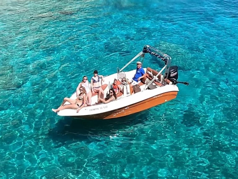 Noleggio Barca a motore con o senza skipper Nireus a Psaroú