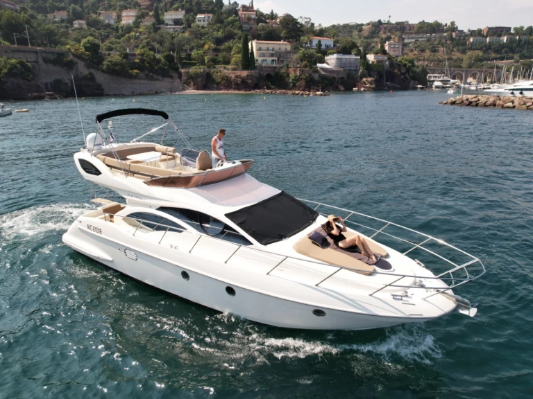 Noleggiare una Azimut Azimut 43 Fly a Mandelieu-la-Napoule