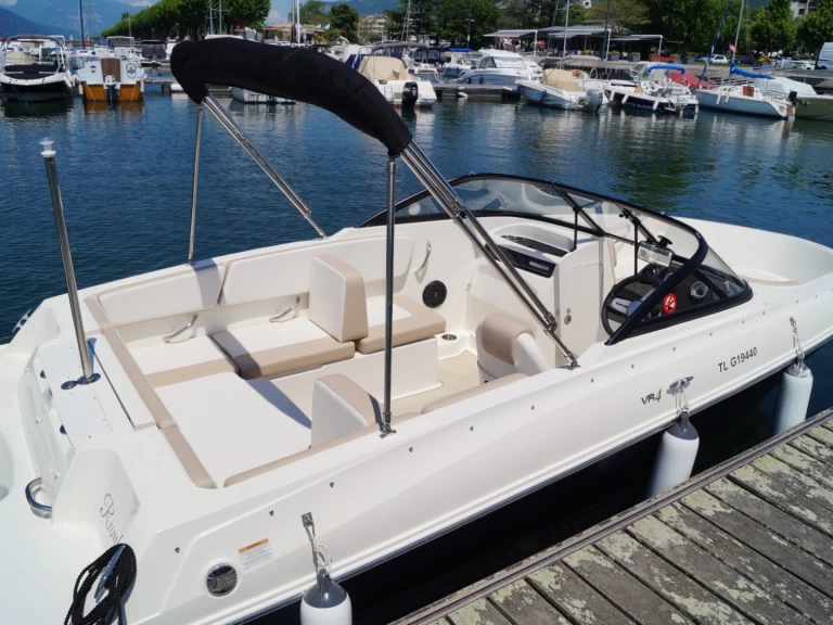 Noleggio Barca a motore Bayliner con patente nautica