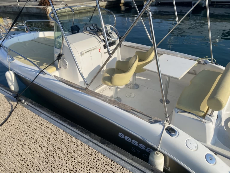 Barca a motore a noleggio a Fréjus al miglior prezzo