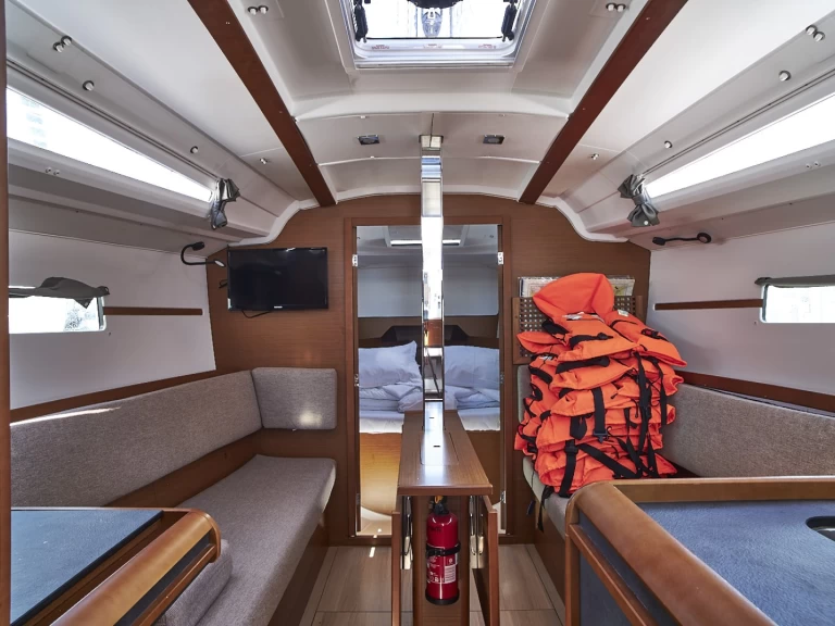 Noleggio Barca a vela Jeanneau con patente nautica