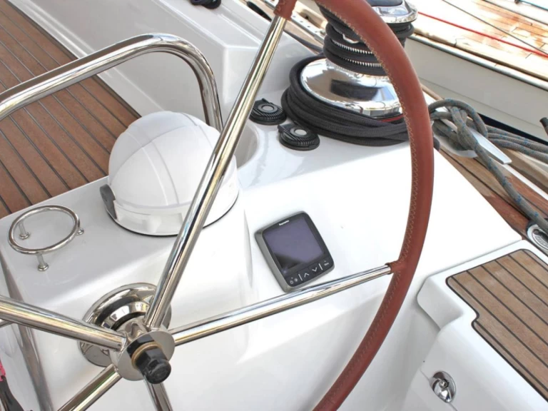 Barca a vela a noleggio a Lávrio al miglior prezzo