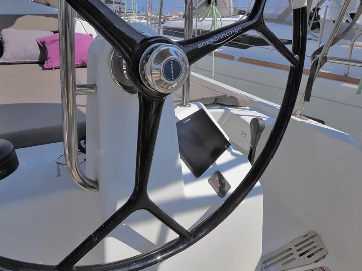 Barca a vela a noleggio a Lávrio al miglior prezzo