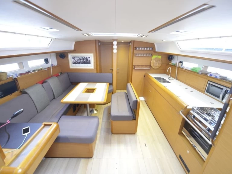 Noleggio Barca a vela con o senza skipper Jeanneau a Cecina