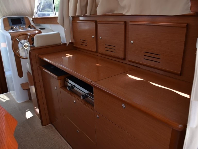 Noleggio barche Bénéteau Antares 10.80 Fly a Rogosnizza su Samboat