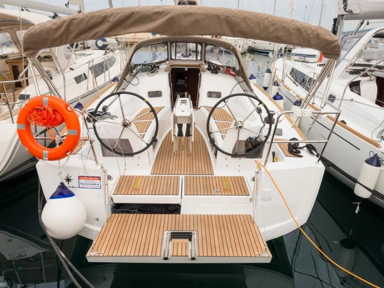 Noleggio Barca a vela Jeanneau con patente nautica