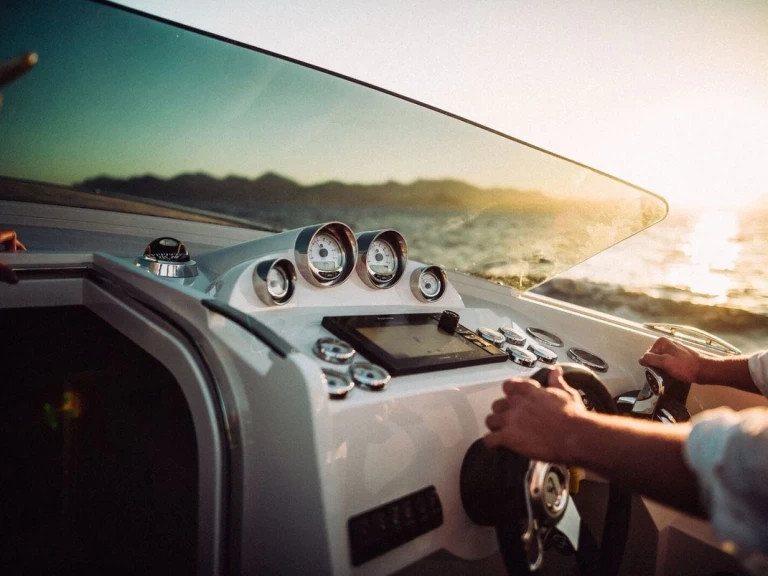 Barca a motore a noleggio a Castelli al miglior prezzo