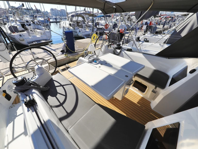 Noleggio Barca a vela Jeanneau con patente nautica