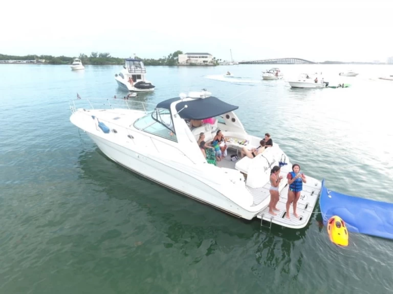 Noleggio barche Sea Ray Sea Ray 410 Express Cruiser a Miami su Samboat
