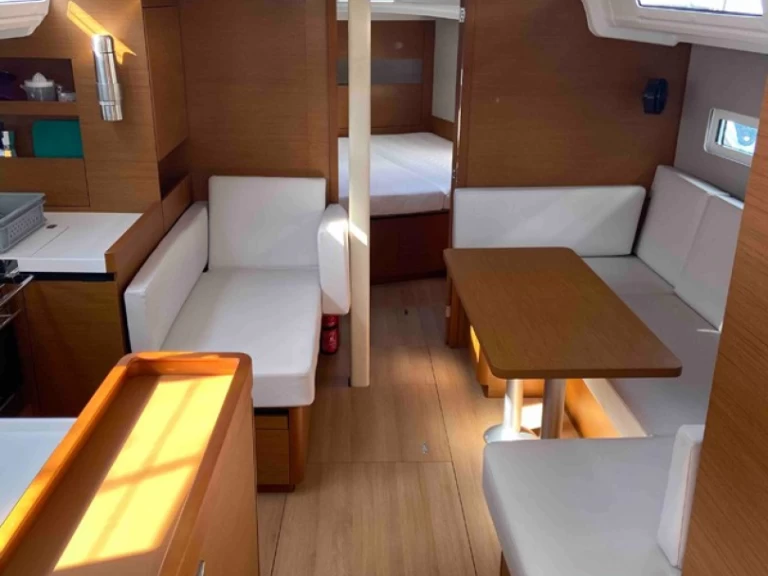 Noleggiare una Jeanneau Sun Odyssey 410 a Castellammare di Stabia