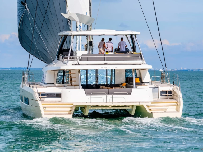 Noleggio barche Lagoon Lagoon Sixty 5 a Álimos su Samboat