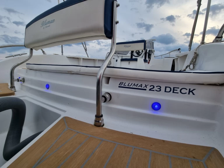 Noleggiare una tancredi Bluemax 23 Deck a Zaton
