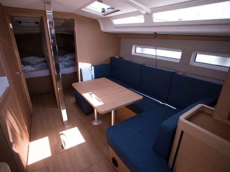 Noleggio Barca a vela Jeanneau con patente nautica