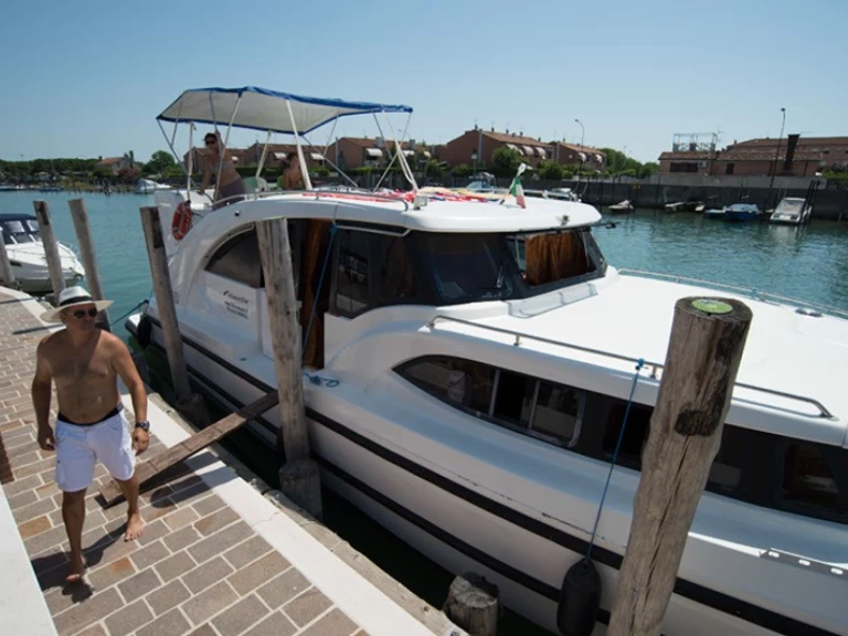 Noleggio Houseboat Houseboat Holidays Italia con patente nautica