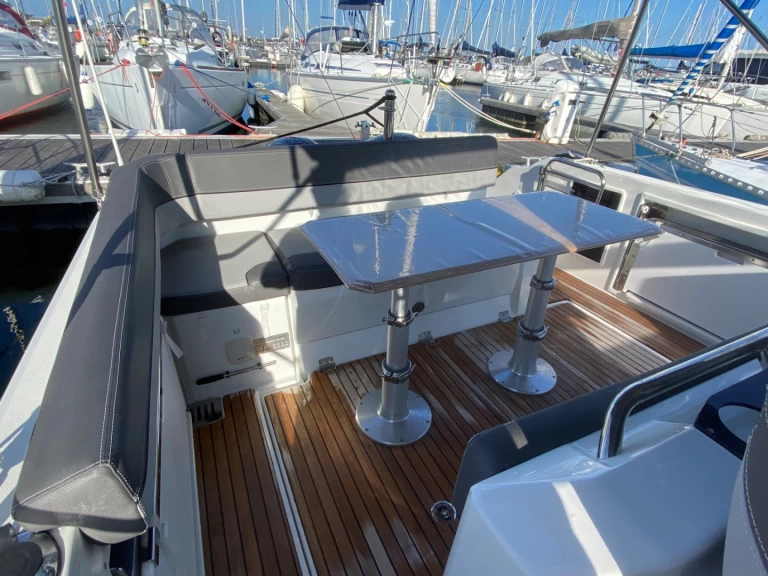 Noleggio Barca a motore Jeanneau con patente nautica