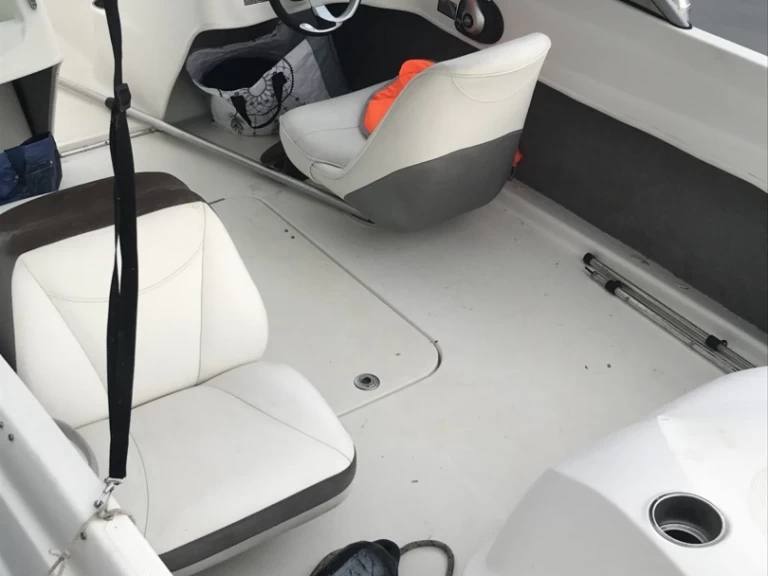 Noleggio Barca a motore Bayliner con patente nautica