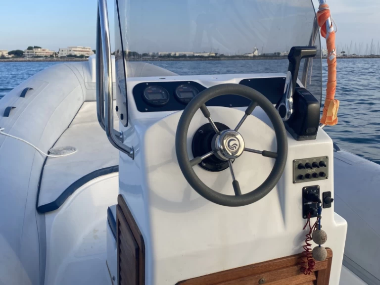 Gommone a noleggio a Port-Camargue al miglior prezzo