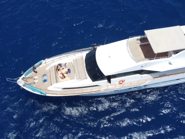 Noleggio Yacht di lusso Tecnomarine con patente nautica