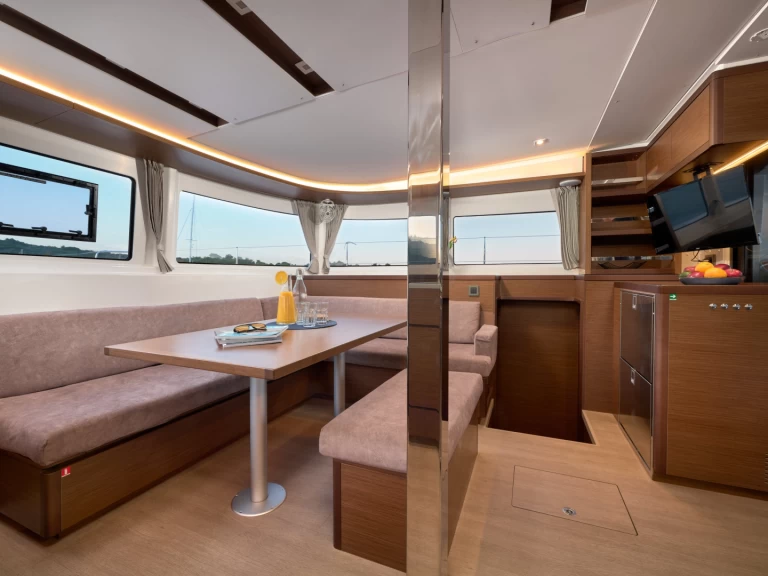 Catamarano a noleggio a Trogir al miglior prezzo