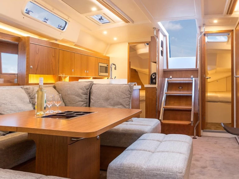 Barca a vela a noleggio a Álimos al miglior prezzo