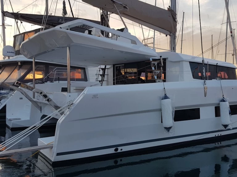 Noleggiare una Dufour Dufour Catamarans 48 Sail a Álimos