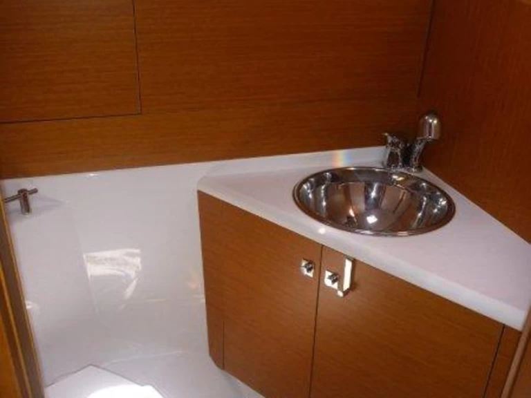 Noleggio Barca a vela Jeanneau con patente nautica