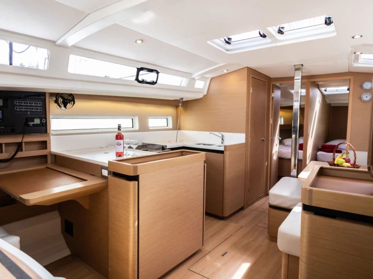 Noleggio barche Jeanneau Sun Odyssey 440 a Gouviá su Samboat