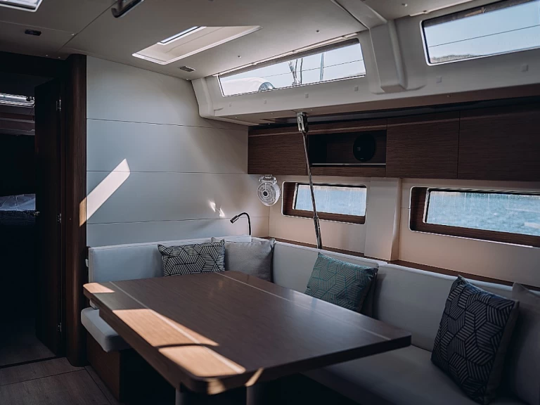 Barca a vela a noleggio a Lávrio al miglior prezzo