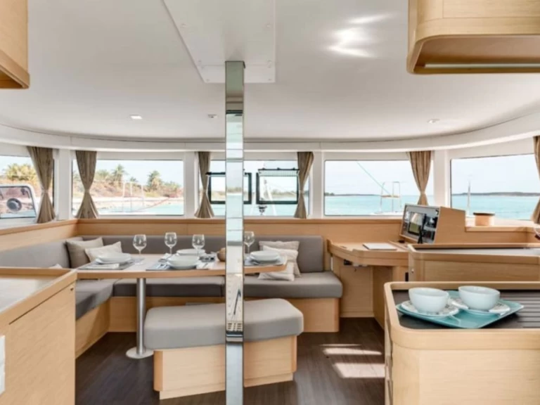 Noleggio Catamarano Lagoon con patente nautica