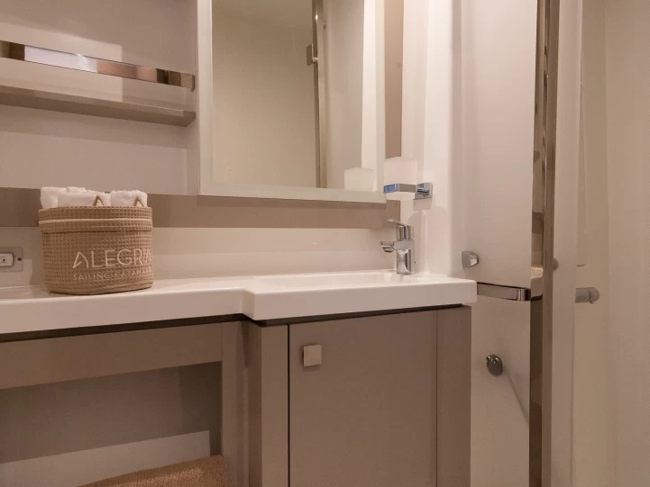 Catamarano a noleggio a Adámas al miglior prezzo