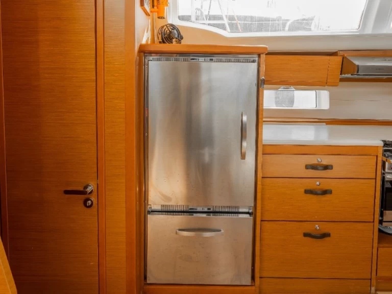 Barca a vela a noleggio a Álimos al miglior prezzo