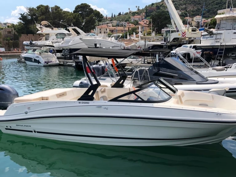 Noleggio Barca a motore con o senza skipper Bayliner a Cannes