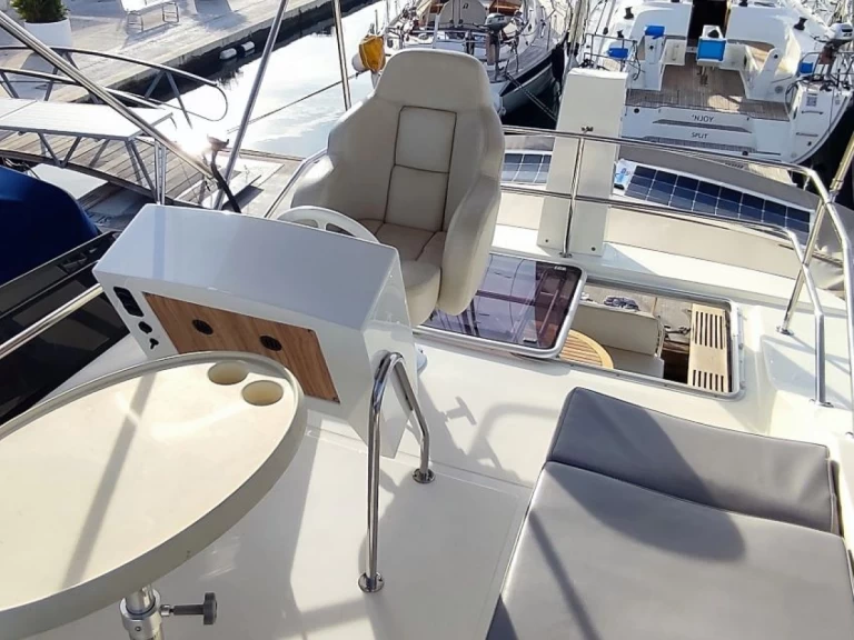 Noleggiare una Cobra Yachts Futura 40 Grand Horizon a Trogir