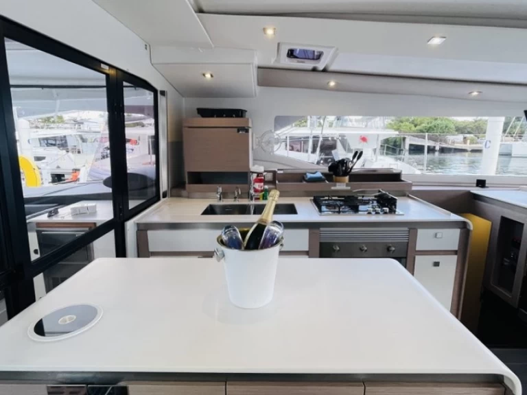 Noleggio Catamarano Fountaine Pajot con patente nautica