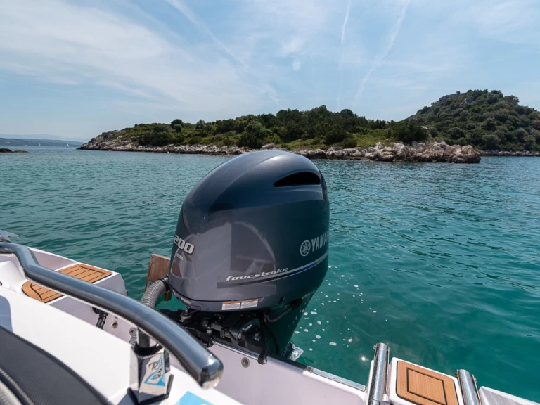 Barca a motore a noleggio a Trogir al miglior prezzo