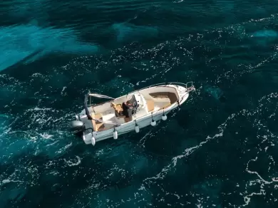 Barca a motore a noleggio a Vela Luka al miglior prezzo