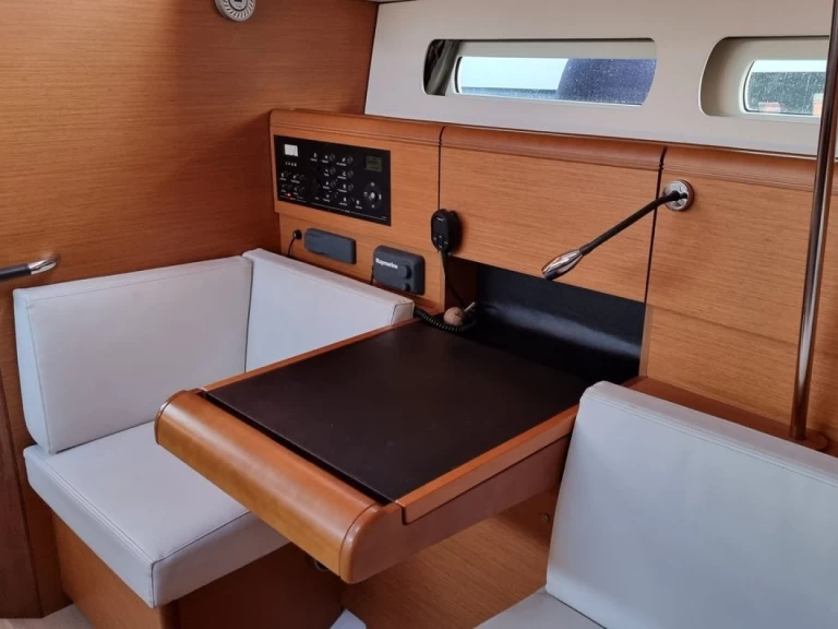 Noleggio Barca a vela Jeanneau con patente nautica